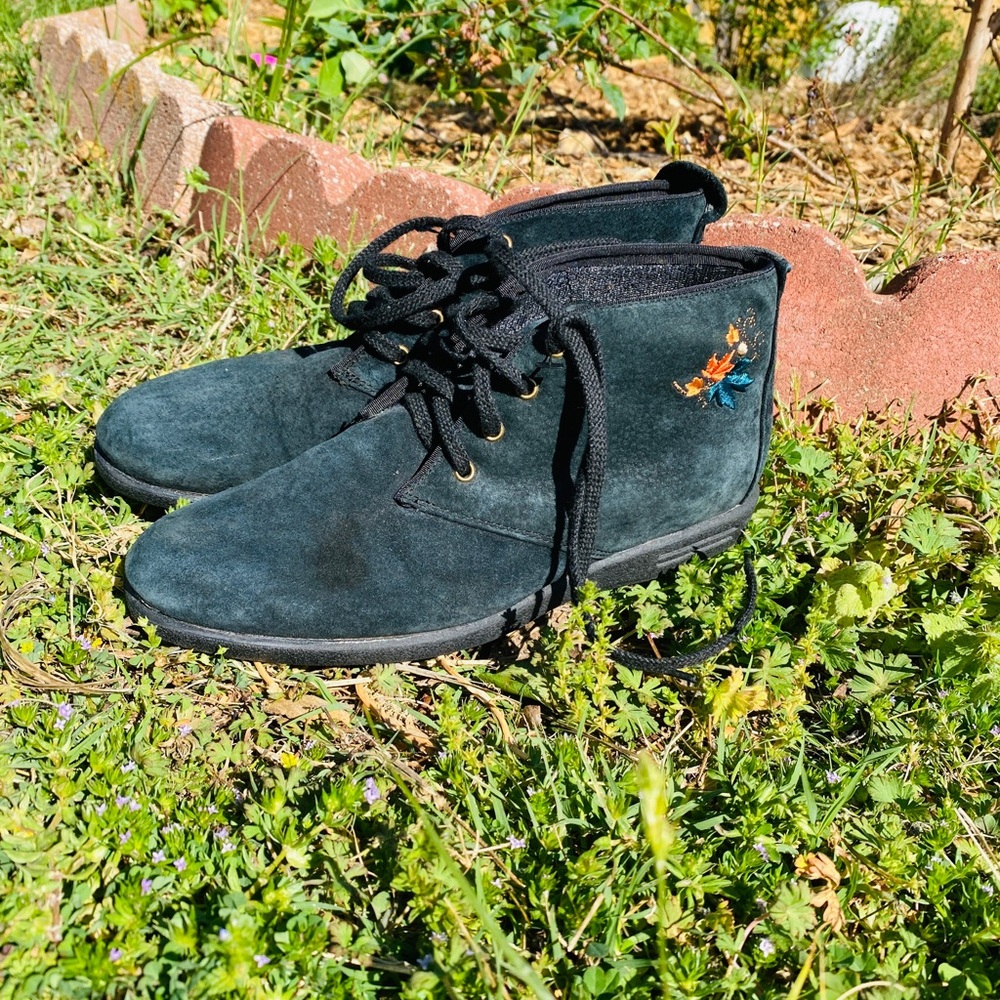 Green leather embroidered boots 6